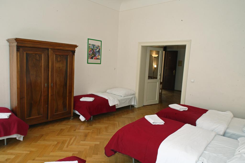 Little Town Budget Hotel Praga Habitación foto