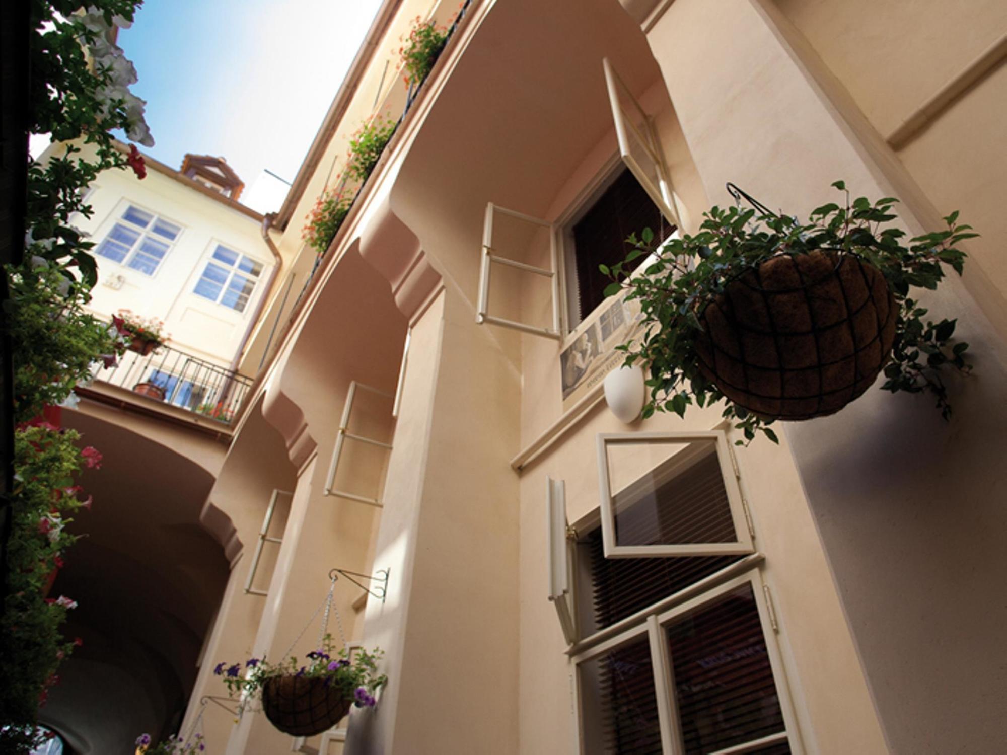 Little Town Budget Hotel Praga Exterior foto